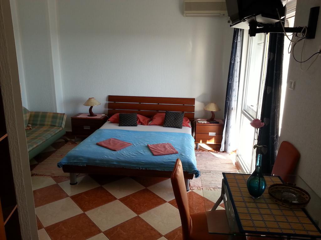 Apartments Stevo Nikocevic بار الغرفة الصورة